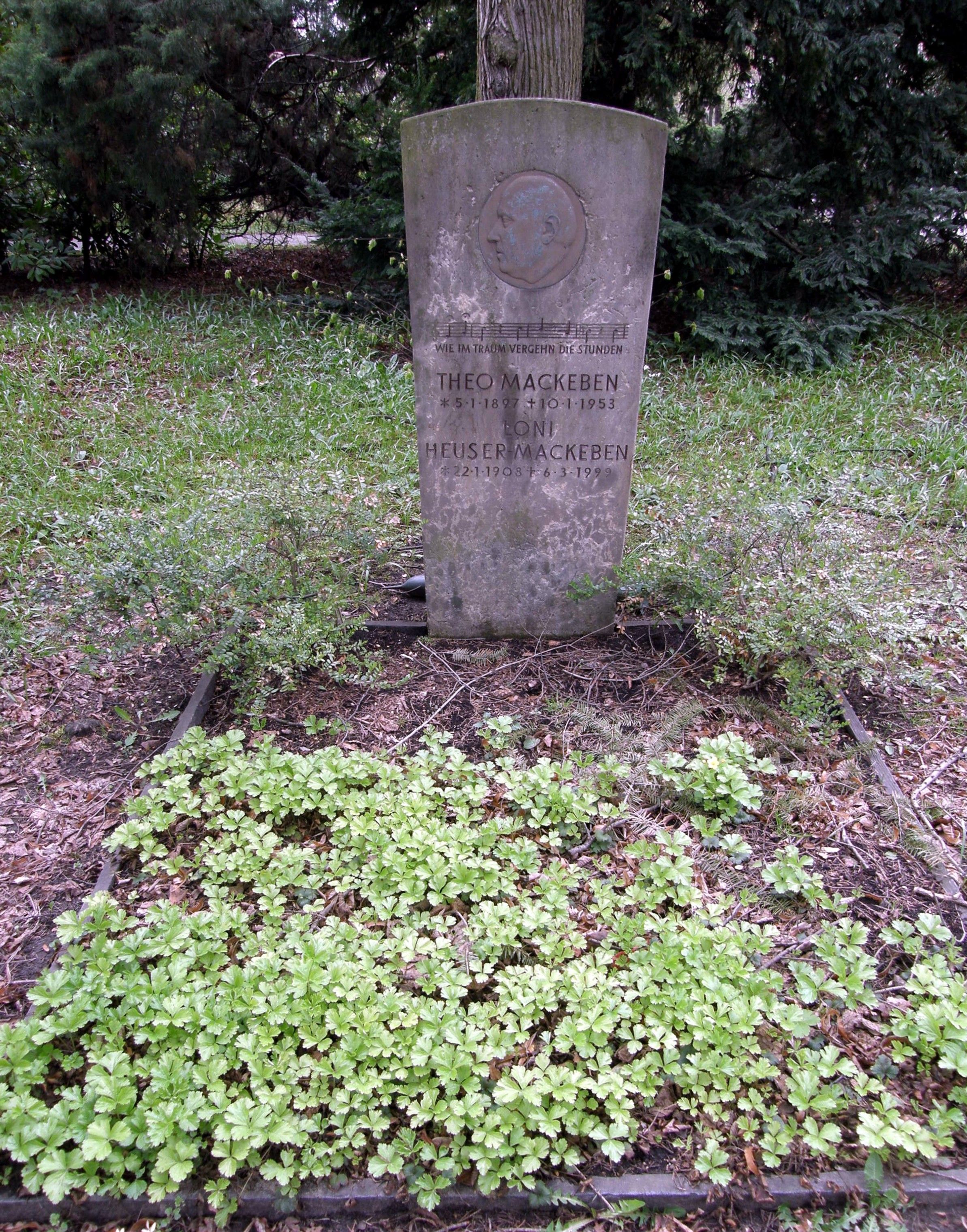 Grab von Theo Mackeben mit Porträtrelief auf dem Friedhof Wilmersdorf