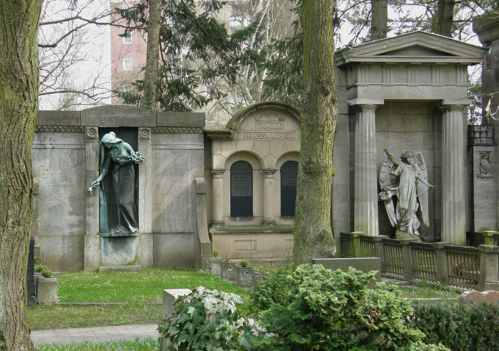 Historische Wandgräber mit Skulpturen auf dem Friedhof Wilmersdorf