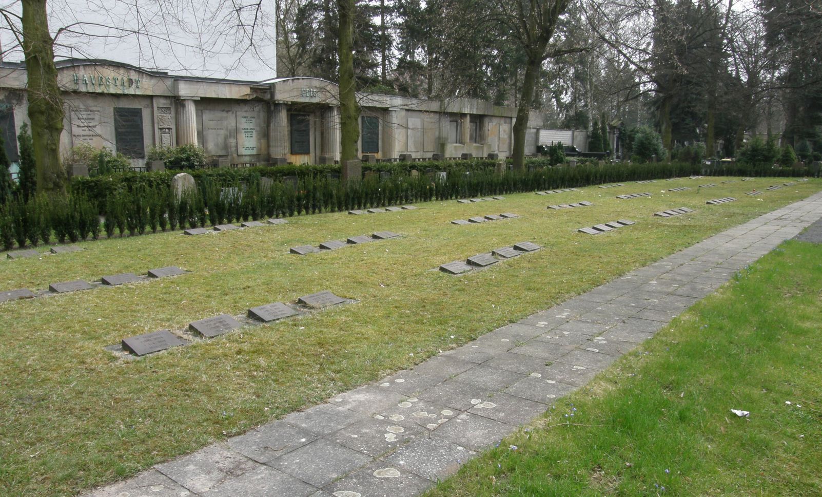 Reihen der Kriegsgräber des Zweiten Weltkriegs auf dem Friedhof Wilmersdorf